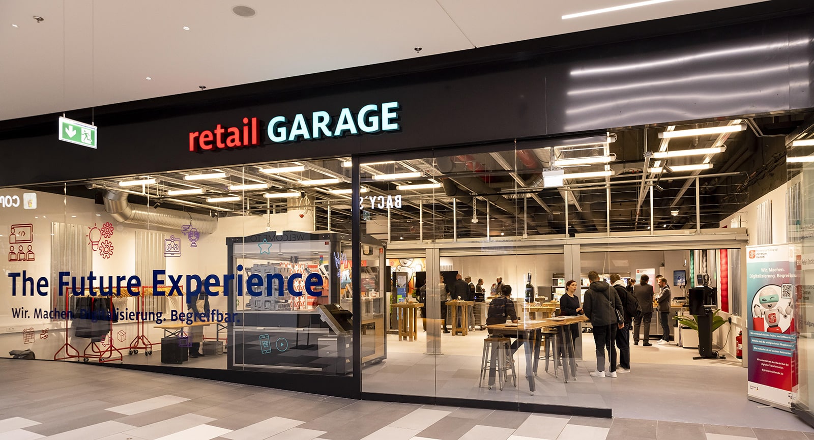 Blick-von-außen-auf-den-Eingang-der-Retailgarage