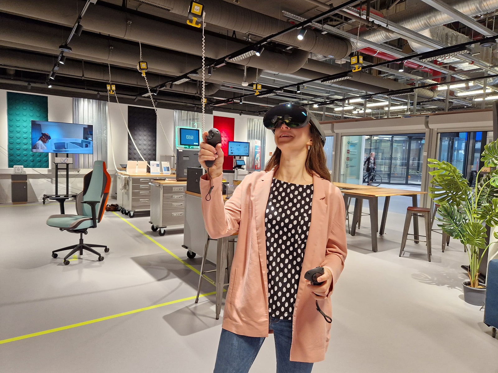 Frau-mit-AR-Brille