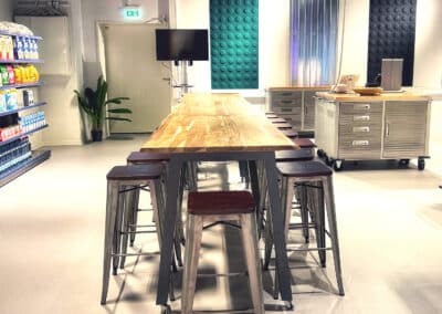 Retail-Garage-Tisch-Stuehle